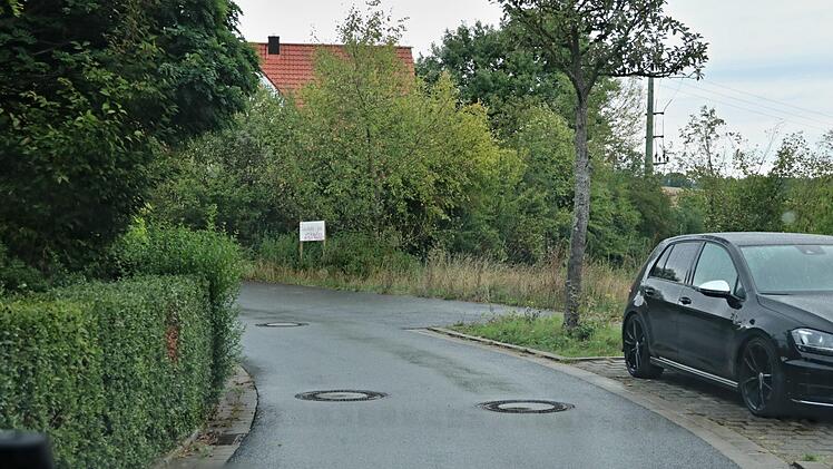 So stellt sich die Situation für einen Autofahrer dar, der in Unterpreppach vom Ruppacher Weg im "Sümpflein" in Richtung "Kohlplatte" fährt. Die Sicht ist ungünstig, da man wegen der Parkbuchten rechts, welche die Fahrbahn einengen, relativ weit links fahren muss. Helmut Will
