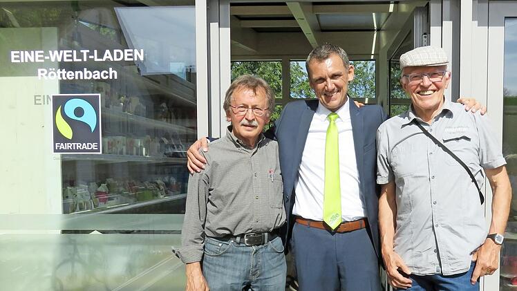 Ludwig Wahl (Mitte) freut sich, dass der Eine-Welt-Laden jetzt im Rathaus untergebracht ist. Foto: privat