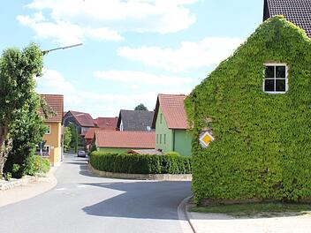 Sehr beengt sind die Stra&szlig;enverh&auml;ltnisse in Modschiedel. Bei mehr Schwerlastverkehr werde das Unfallrisiko steigen, bef&uuml;rchteten die Weismainer Stadtr&auml;te in der j&uuml;ngsten Sitzung. Foto: Roland Dietz