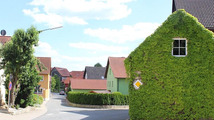 Sehr beengt sind die Stra&szlig;enverh&auml;ltnisse in Modschiedel. Bei mehr Schwerlastverkehr werde das Unfallrisiko steigen, bef&uuml;rchteten die Weismainer Stadtr&auml;te in der j&uuml;ngsten Sitzung. Foto: Roland Dietz