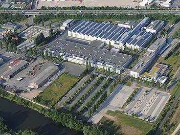 Das Stadtbild im Forchheimer Süden  wird sich ab Sommer gewaltig verändern. In den nächsten drei Jahren investiert Siemens Healthineers hier 350 Millionen Euro. Der städtische Bauhof und die Firma Baywa (beide links im Bild) werden ihre Standorte aufgeben.  Foto: Ronald Rinklef