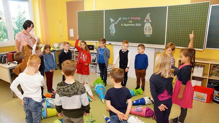 Schulleiterin Katja Prediger mit den Erstkl&auml;sslern