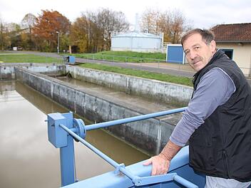 Abwassermeister Albrecht Leurer an einem der Becken der Kläranlage Hammelburg.  Foto: Ralf Ruppert/Archiv