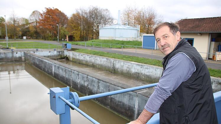 Abwassermeister Albrecht Leurer an einem der Becken der Kläranlage Hammelburg.  Foto: Ralf Ruppert/Archiv