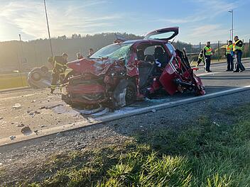 Autofahrer nach Frontalzusammensto&szlig; auf der B13 verstorben
