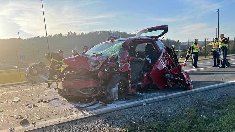 Autofahrer nach Frontalzusammenstoß auf der B13 verstorben