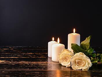 Symbolbild Trauer, Kerzen, Rosen, Blumen