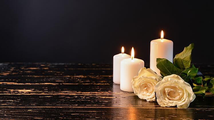 Symbolbild Trauer, Kerzen, Rosen, Blumen