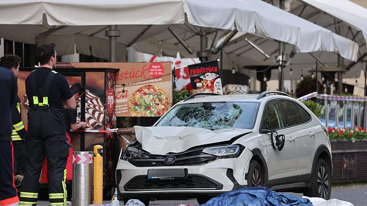 Auto in Leipzig in Menschengruppe gefahren