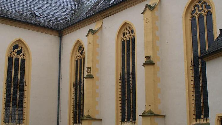 Die Ornamente in den gotischen Bögen der Fenster sind unterschiedlich gestaltet. Foto: G. Bauer