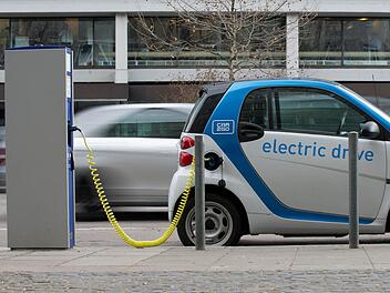 Elektro-Autos halten oft nicht sehr lange durch. Die Ladeproblematik ist eine der Hürden der Elektromobilität. Foto: dpa