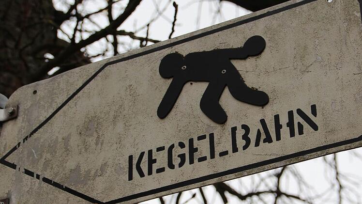 Nach 25 Jahren trägt nicht nur das Hinweisschild zur Kegelbahn unübersehbar die Spuren des Verschleißes. Foto: Eckehard Kiesewetter