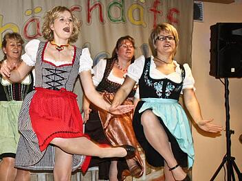 Die Feuerwehrdamen legten einen Auftritt im Dirndl hin. Fotos: Sonja Werner