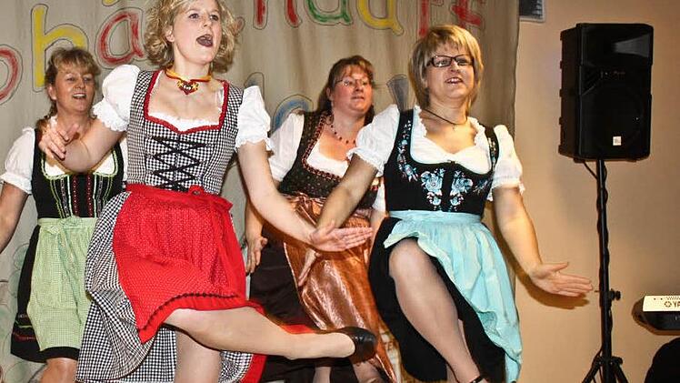 Die Feuerwehrdamen legten einen Auftritt im Dirndl hin. Fotos: Sonja Werner