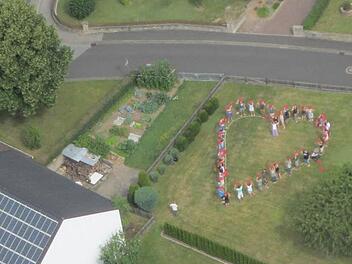 Das war der blick, den Jessica Wehner hatte, kurz bevor ihr Peter Merkle im Motorflieger über Steinach einen Heiratsantrag machte. Fotos: Peter Gehret