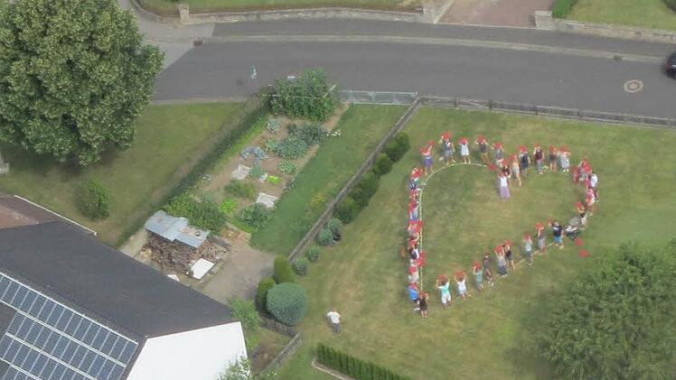 Das war der blick, den Jessica Wehner hatte, kurz bevor ihr Peter Merkle im Motorflieger über Steinach einen Heiratsantrag machte. Fotos: Peter Gehret