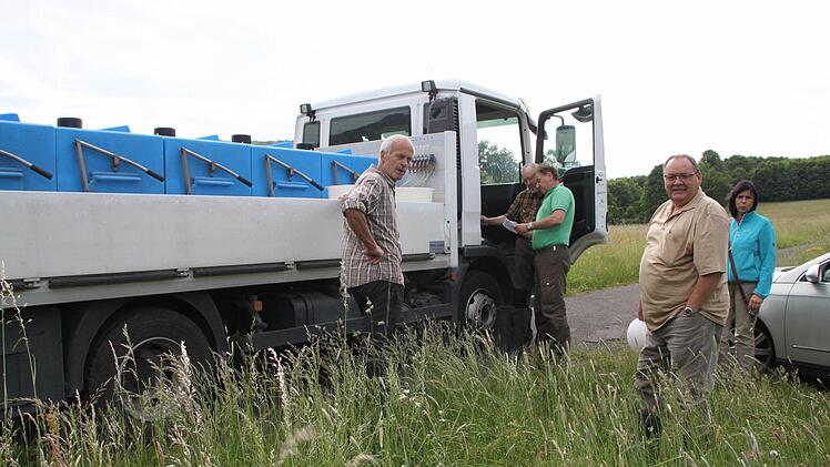 Dienstagabend, 18. Uhr. Der Transporter der Fischzuchtanlage Wüstensachsen erreicht Wildflecken. Foto: Ulrike Müller