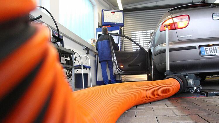 Beim TÜV in Höchstadt werden jährlich rund 6300 Fahrzeuge getestet. Foto: Christian Bauriedel