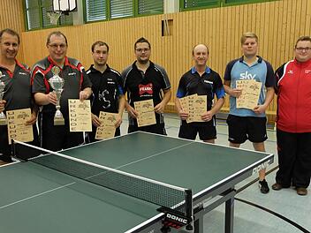 Tischtenniskreismeister wurde Christoph Teille von der TS Kronach (Zweiter von links). In der B-Klasse siegte Michael Gehring (links). Mit im Bild (ab Dritter von links): Oliver Reinhardt, Michael Neubauer, Udo Greser, David Greser und Frederic Pauli vom ausrichtenden TSV Teuschnitz. Fotos: H.J. Müller