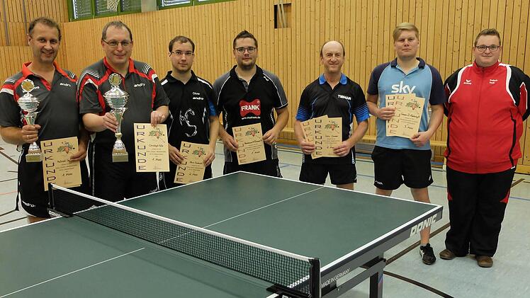 Tischtenniskreismeister wurde Christoph Teille von der TS Kronach (Zweiter von links). In der B-Klasse siegte Michael Gehring (links). Mit im Bild (ab Dritter von links): Oliver Reinhardt, Michael Neubauer, Udo Greser, David Greser und Frederic Pauli vom ausrichtenden TSV Teuschnitz. Fotos: H.J. Müller