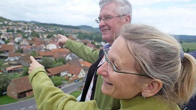 Ortsbeauftragte Elisabeth Assmann (im Bild mit Hilmar Gensler) blickte beim Neujahrsempfang auf die Gemeinde Diebach: Die Sanierung der Ortsdurchfahrt und die Dorferneuerung werden 2017 im Mittelpunkt des zweitgr&ouml;&szlig;ten Stadtteils stehen. Foto: Gerd Schaar/Archiv