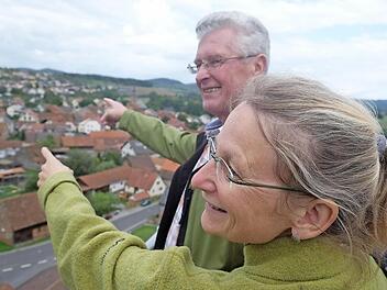 Ortsbeauftragte Elisabeth Assmann (im Bild mit Hilmar Gensler) blickte beim Neujahrsempfang auf die Gemeinde Diebach: Die Sanierung der Ortsdurchfahrt und die Dorferneuerung werden 2017 im Mittelpunkt des zweitgrößten Stadtteils stehen. Foto: Gerd Schaar/Archiv