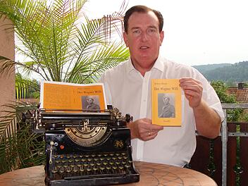 Robert Stoeck mit seinem Buch "Der Wagner Willi" und einer Schreibmaschine, die zu der Zeit in der die Geschichte handelt benutzt wurde. Foto: Stoeck