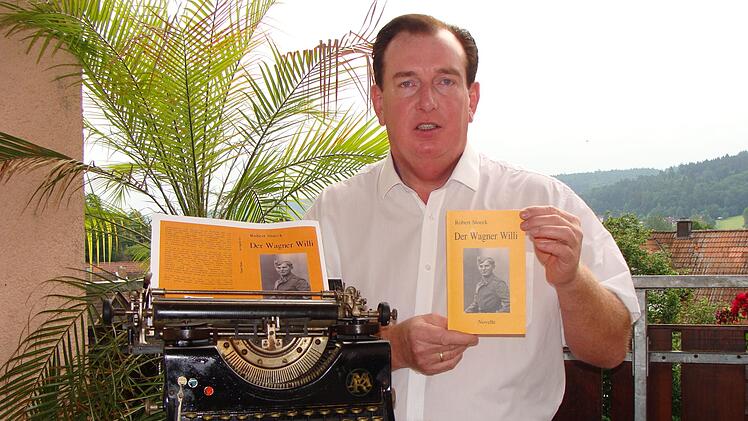 Robert Stoeck mit seinem Buch "Der Wagner Willi" und einer Schreibmaschine, die zu der Zeit in der die Geschichte handelt benutzt wurde. Foto: Stoeck