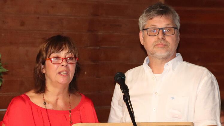 Beate Ehbauer-Dörres und Johannes Kügel schauen hinter Türen, durch die Gudrun Boss gerne gegangen ist.  Foto: Johanna Blum