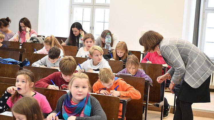 Mit Carmen Enss ging es in der ersten Kinder-Uni-Vorlesung auf eine Reise durch die Baugeschichte der italienischen Stadt Bari. Foto: Ronald Rinklef