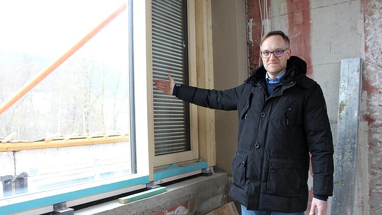 Ingenieur Bastian Wagner zeigt das neu eingebaute Lüftungssystem über einbruchsicher Fenster  mit festen Alu-Lamellen.