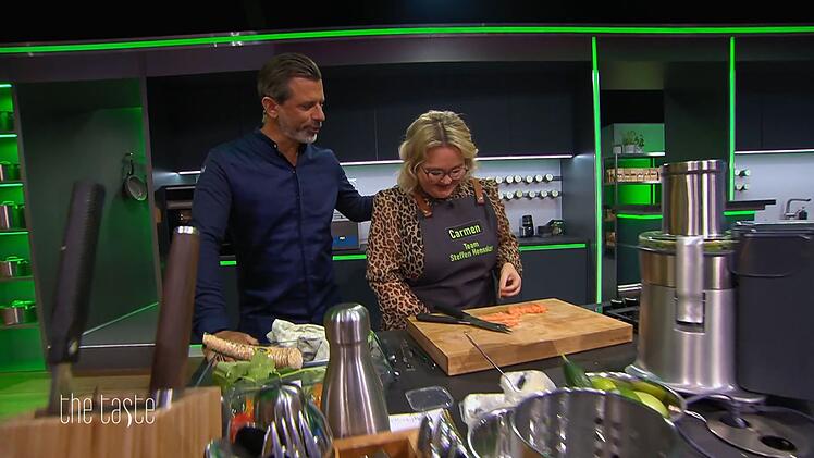 "Hat dir schon mal jemand gesagt, dass du aussiehst wie ein Märchenprinz?", sagt Carmen. Aber da ist Andreas Caminada schon wieder weg.