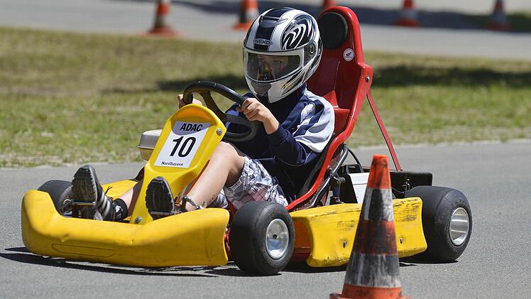 Auch der Rennfahrer-Nachwuchs durfte sich im Go-Kart auf der Höchstadter Slalomstrecke ausprobieren.