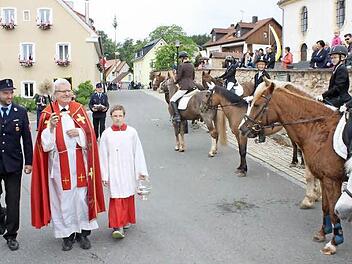 Nach der Andacht segnete Pfarrer Herbert Hautmann die Teilnehmer am Stephanusritt.