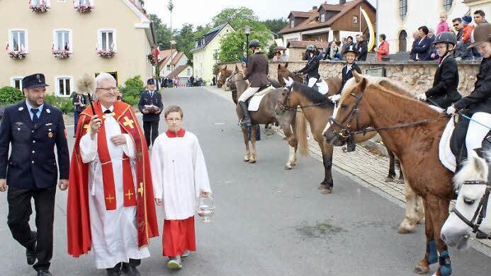 Nach der Andacht segnete Pfarrer Herbert Hautmann die Teilnehmer am Stephanusritt.