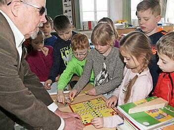 Gerhard Freunscht zeigte den Schülern auch ein Mensch-Ärger-Dich-Nicht-Spiel für Blinde. Foto: S. Hubele