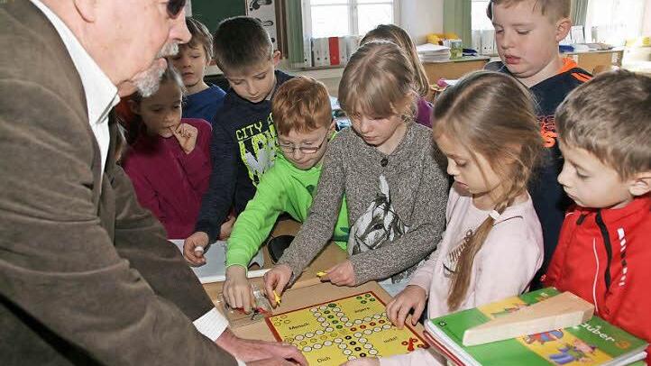 Gerhard Freunscht zeigte den Schülern auch ein Mensch-Ärger-Dich-Nicht-Spiel für Blinde. Foto: S. Hubele