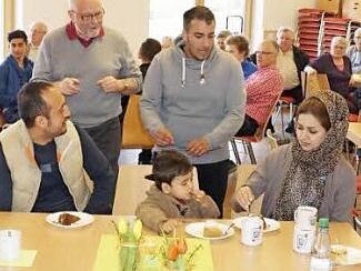 Gerhard Kirchner vom Helferkreis stellte die in Oberweißenbrunn lebenden asylsuchenden Familien gemeinsam mit einem Dolmetscher vor.  Foto: Eckert