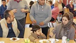 Gerhard Kirchner vom Helferkreis stellte die in Oberweißenbrunn lebenden asylsuchenden Familien gemeinsam mit einem Dolmetscher vor.  Foto: Eckert