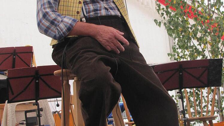 Der "Merlacher Schmied" Ottmar Höhn berichtete vom mühevollen Alltag eines in die Jahre gekommenen Ehemannes.  Fotos: Martin Koch