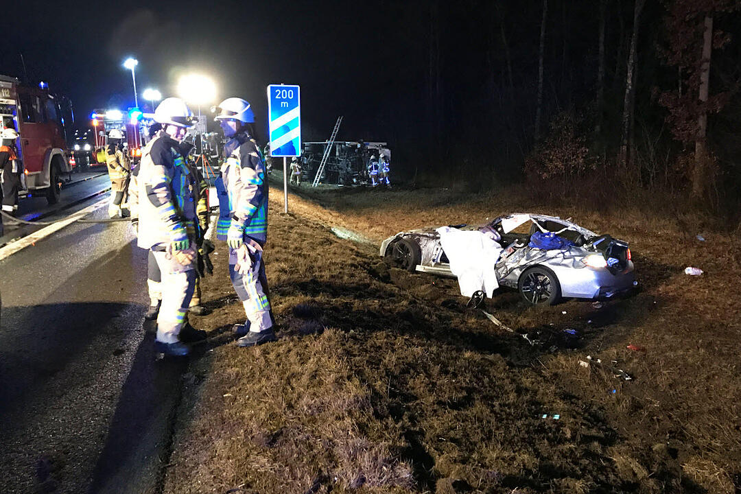 Ein Sportwagen ist auf der A3 kurz vor der Ausfahrt Nürnberg-Nord gegen einen Lkw geschleudert. Der Fahrer stirbt, ein Lkw-Fahrer wird verletzt.