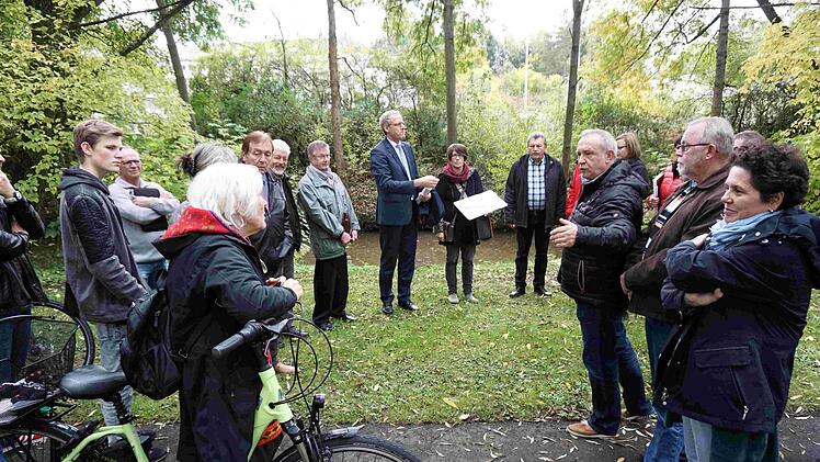 Vor der Sitzung trafen sich die Ausschussmitglieder mit der Planerin Stephanie Hackl zur Ortsbegehung. Richard Sänger