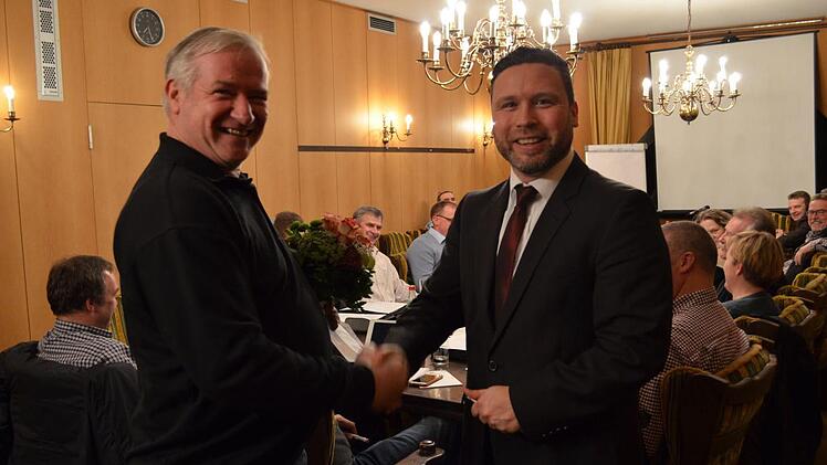 Bürgermeister Martin Finzel ehrte Wolfgang Harnauer für seine 25-jährige Tätigkeit als Wasserwart in der Gemeinde. Foto: Gabi Bertram