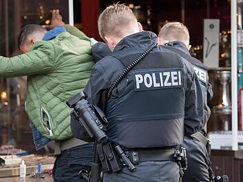 Nachdem es in der Innenstadt in Flensburg zu einer Massenschl&auml;gerei zwischen Jugendlichen gekommen war, ergreift die Polizei Konsequenzen. Symbolbild: Boris R&ouml;ssler/dpa