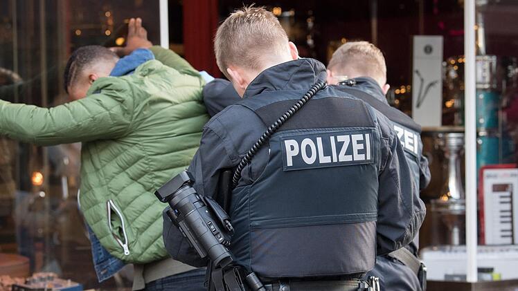 Nachdem es in der Innenstadt in Flensburg zu einer Massenschl&auml;gerei zwischen Jugendlichen gekommen war, ergreift die Polizei Konsequenzen. Symbolbild: Boris R&ouml;ssler/dpa