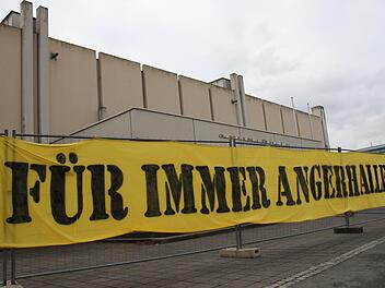 Fans des HSC 2000 Coburg machen seit dem Wochenende  mit einem Plakat deutlich, dass sie die Angerhalle nie vergessen werden.Foto: Oliver Schmidt