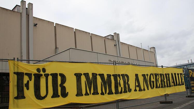 Fans des HSC 2000 Coburg machen seit dem Wochenende  mit einem Plakat deutlich, dass sie die Angerhalle nie vergessen werden.Foto: Oliver Schmidt