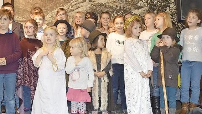 25 Kinder der Windischenhaiger Jugendgruppe und Jungschar sowie der Theatergruppe der Melkendorfer Theodor-Heublein-Schule begeisterten mit ihren Aufführungen "Weihnachten fällt aus!" und "Der entführte Weihnachtsstern" die Besucher der Dorfweihnacht. Foto: Steffen Pensel