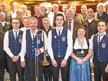 Der Musikverein Marktzeuln ehrte seine Gründungsmitglieder und aktive Musiker.  Fotos: Tim Birkner