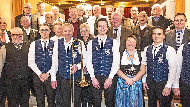 Der Musikverein Marktzeuln ehrte seine Gründungsmitglieder und aktive Musiker.  Fotos: Tim Birkner